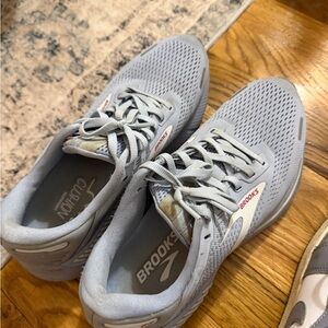 Brooks women’s Shoes in Light Gray